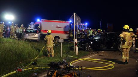 Eine 31 Jahre alte Autofahrerin ist am Freitagabend bei einem Unfall auf der B16 bei Ellzee gestorben. Ein Autofahrer hatte den entgegenkommenden Wagen der Frau beim Abbiegen übersehen. 