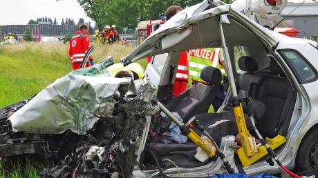 Ein schwerer Verkehrsunfall ereignete sich auf der B16 bei Ellzee. Der Fahrer eines Kleinwagens geriet aus ungeklärter Ursache auf die Gegenfahrbahn. Er wurde schwerstverletzt. 	