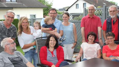 Gut lachen haben die Familien dieser 1A-Nachbarschaft in Bubesheim. Respekt und Verlässlichkeit sind die Basis für ein gelingendes Miteinander – und das seit Jahrzehnten. 