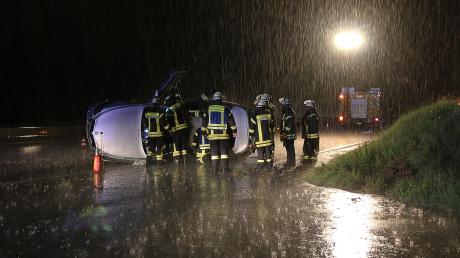 Der Fahrer dieses Autos war auf der A8 bei Leipheim ins Schleudern geraten. Der Wagen war total demoliert, der Mann blieb unverletzt. 