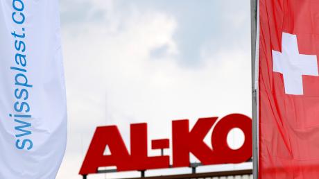 Neue Fahnen wehen vor dem Werk der Alko Plast GmbH in Ichenhausen: Die schweizer Firma Swissplast aus Sargans hat die Sparte der Alko-Fahrzeugtechnik in Kleinkötz übernommen. 