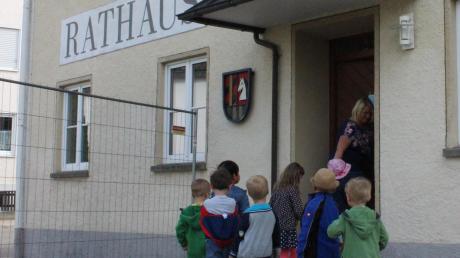 Der Kindergarten aus Roßhaupten ist vorübergehend im Rathaus Röfingen untergebracht. Dafür muss ein extra Fluchtweg geschaffen werden.  	