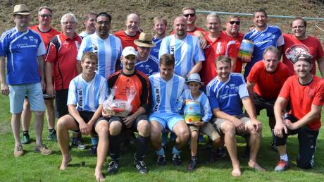 Die Sieger des Elferturniers: AH-Team (blau/weiße Trikots) mit Micheler-Trupp (2.) und Ü40-Team (3.), Karl Ruder und Clemens Geiger. 