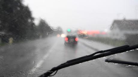 Starkregen macht Verkehrsteilnehmern immer wieder zu schaffen. Auf der A8 haben sich deshalb mehrere Unfälle ereignet. (Symbolfoto)