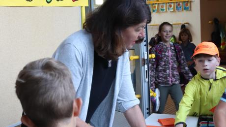 Lehrerin Hedwig Gensbaur hat an der Grundschule Röfingen ein Projekt initiiert, bei dem Schüler dafür belohnt werden, zu Fuß zu kommen.