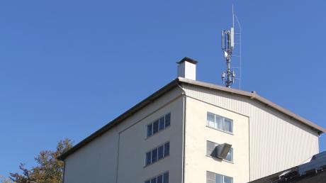 Auf dem Gebäude der Schlossbrauerei Autenried thront die neue Sendeanlage für den Mobilfunk.  