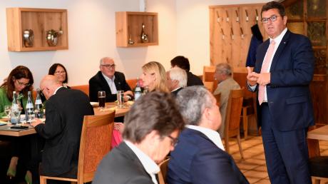Wirtschaftsminister Franz Josef Pschierer (CSU, rechts im Bild) erläutert beim Unternehmergespräch im Gasthof Sonne in Röfingen, für was die CSU steht und was sie vorhat. 
