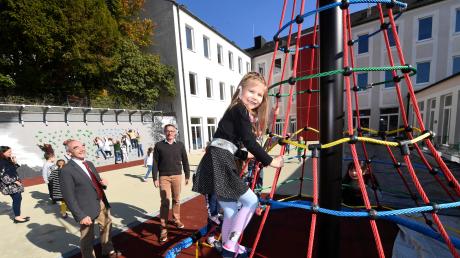 Rechtzeitig zum 50-jährigen Jubiläum der Grundschule Scheppach ist der neue Pausenhof mit Kletterwand und Klettergerüst fertig geworden. Bürgermeister Hans Reichhart und Rektor Andreas Spatz sind stolz auf das Ergebnis. 