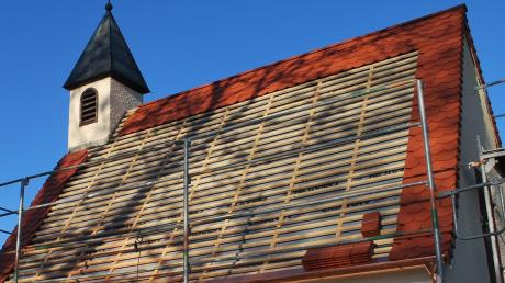 Erst sind die Dachplatten gerutscht, dann stellte sich heraus, dass die Unterkonstruktion kaputt ist. Die Marktgemeinde Waldstetten musste schnell handeln und das Dach der Aussegnungshalle sanieren. 