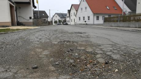 Die Straße Hinterer Berg in Scheppach ist in einem desolaten Zustand. Nächstes Jahr soll sie erneuert werden.  	