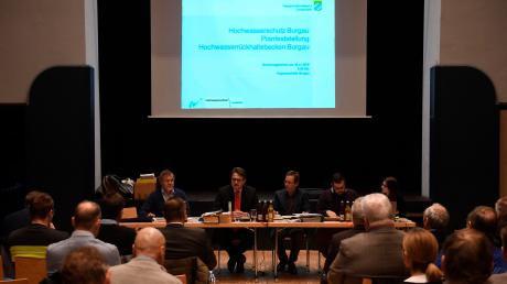 Verhandlungsleiter Christian Zimmermann (Zweiter von links) hat die Öffentlichkeit nach einem Vortrag des Wasserwirtschaftsamtes ausgeschlossen.