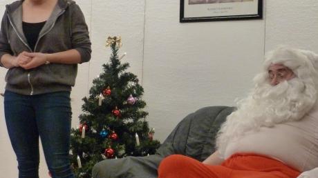 Bei der Glöttwenger Holzwinkelbühne beherbergt Melanie (Nicola Hofstetter) den Weihnachtsmann (Leonhard Mayer). Doch „Claus“ ist kein ganz pflegeleichter Mitbewohner.  	 	