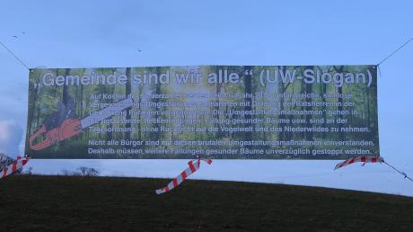 Mit diesem Banner macht ein Bürger auf die aus seiner Sicht ungerechtfertigten Baumfällungen im Raum Röfingen aufmerksam.