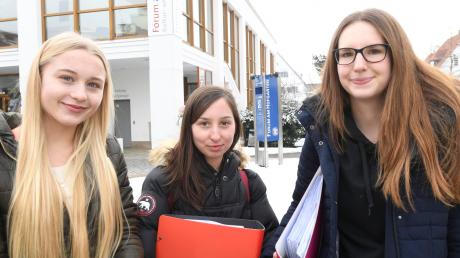 Sie gehen für den Klimaschutz am Freitag in Günzburg auf die Straße: Nathalie Grandel, Elena Lohr und Jana Hitzler (von links). Alle drei sind in der elften Jahrgangsstufe des Maria-Ward-Gymnasiums. 