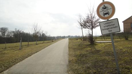 Viele Autofahrer fahren trotz Verbotsschild auf dem Radweg zwischen Hausen und Stoffenried.  	