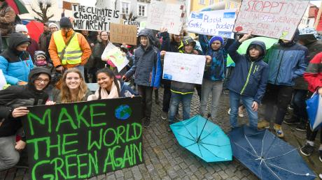Etwa 100 Schüler der Günzburger Schulen und zahlreiche Erwachsene demonstrierten gestern auf dem Marktplatz für den Klimaschutz. Der „Fridays for Future“-Bewegung schlossen sich europaweit tausende Menschen an.  	