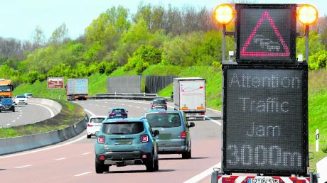 Gerade zum Ferienende müssen Heimreisende mit viel Verkehr und Staus rechnen. Fünf Autobahnen in Bayern sind besonders betroffen.