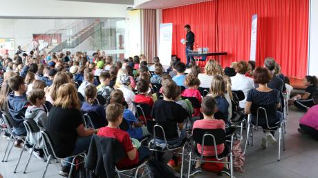 In der Grundschule Neuburg an der Kammel zum achten mal das Leseabenteuer für alle Viertklässler im Landkreis Günzburg statt. Auf der Bühne: Lukas Hainer, der Autor der diesjährigen Veranstaltung. 	 	