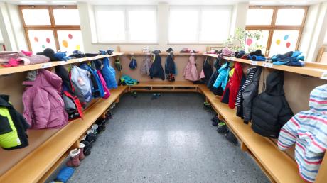 Nicht nur die Garderoben in den Kindergärten der Region sind voll belegt (Symbolfoto): Die Nachfrage nach Plätzen steigt weiter an. Für die Kommunen bedeutet dies weitere Investitionen. 	 	