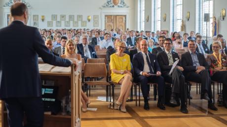 IHK-Regionalvorsitzender Hermann Hutter begrüßt die Gäste im Kaisersaal des Klosters Wettenhausen. Einige Stühle waren leer geblieben – unter anderem der von Bau- und Verkehrsminister Hans Reichhart. 	