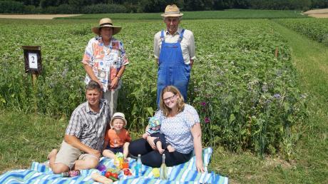 Die ganze Familie steht hinter dem Blühflächen-Projekt: Landwirt Franz Bissinger, Partnerin Sonja Zettler, die Kinder Jonas und Finn sowie Franz´ Eltern Helma und Josef.