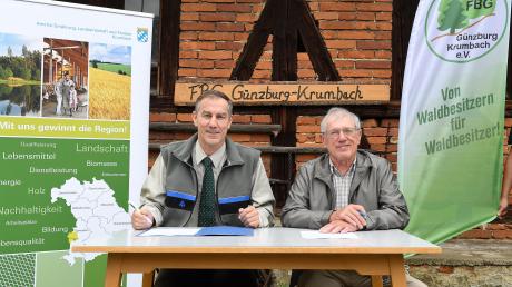 Der Vorsitzende der FBG, Wilhelm Baumeister (rechts), und Leitender Forstdirektor Axel Heiß unterschreiben die Kooperationsvereinbarung.  	