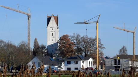 Im Baugebiet Von-Freyberg-Straße im Burgauer Stadtteil Unterknöringen entstehen neue Häuser. In Limbach ist ein weiteres in Planung. Ansonsten tut sich die Stadt derzeit schwer, Flächen für weitere Baugebiete zu bekommen. 	