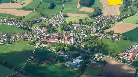 Der Kammeltaler Ortsteil Wettenhausen mit dem Kloster im Zentrum. 