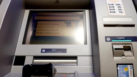Einen Geldautomaten wollten Unbekannte in Schrobenhausen ausrauben. Doch sie scheiterten.