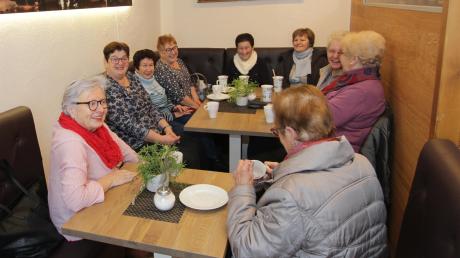 Im neuen Café des Dorfladens Ettenbeuren treffen sich einheimische Frauen zum gemütlichen Donnerstags-Treff. 