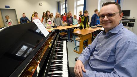 Markus Putzke, der am St.-Thomas-Gymnasium in Wettenhausen unterrichtet, wurde zu einem der beliebtesten Musiklehrer Bayerns gewählt. Die Mädchen und Buben der Klasse 6a schätzen ihren Klassenleiter sehr. Seine musikalische Leidenschaft ist ansteckend. 