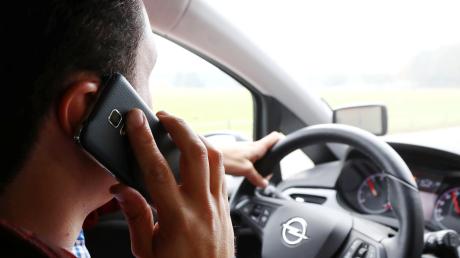 Das Smartphone am Ohr, die andere Hand am Lenkrad: Viele Autofahrer kümmern sich nicht darum, dass das Telefonieren am Steuer verboten ist. Die Polizei sieht steigende Unfallzahlen darin begründet. 	