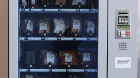 Ein Unbekannter hat einen Wurstautomat in Egenhofen komplett geleert.