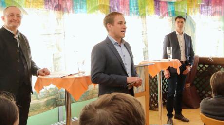 Am Sonntag standen sich die beiden Dürrlauinger Bürgermeisterkandidaten Christian Ramin (links) und Friedrich Bobinger (rechts) in einer Diskussion gegenüber. Moderator war Markus Mader, Mitglied des Dürrlauinger Gemeinderats. 	
