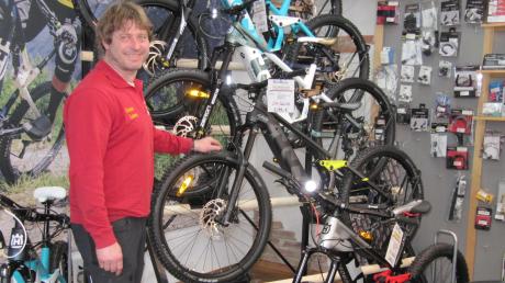 Weit über 100 E-Bikes präsentiert Günter Laure neben seinen Motorrädern im 300 Quadratmeter großen Ausstellungsraum. 	