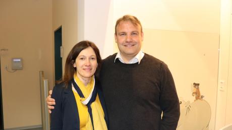 Der Wahlsieger Thorsten Wick mit seiner Ehefrau Carina nach der Veröffentlichung der Ergebnisse der Bürgermeisterwahl im Rathaus der Gemeinde Kammeltal.  	