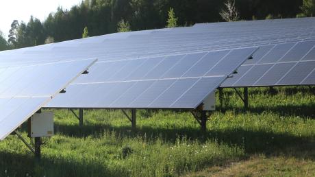 Östlich des Ortsteils Rechbergreuthen soll ein Solarpark entstehen. Die Frage ist, in welcher Höhe die einzelnen Module maximal errichtet werden dürfen. 	