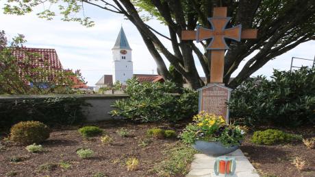 In Rettenbach erinnert ein Soldatengrab daran, was vor 75 Jahren in der Gemeinde geschah. 17 junge Männer verloren am 24. April 1945, kurz vor Ende des Zweiten Weltkriegs, ihr Leben und haben dort nun ihre letzte Ruhe gefunden. 	