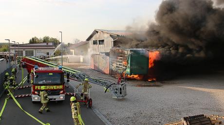 In Waldstetten hat am Freitag eine Lagerhalle gebrannt. Der Schaden liegt bei geschätzten 300000 Euro. Die Ursache ist bislang völlig unklar. 	

