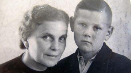 Manfred Krumm mit seiner Mama kurz nach Kriegsende. Sein Vater war durch eine der letzten Granaten in Ettenbeuren getötet worden.  	