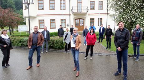 Der neue Gemeinderat von Haldenwang mit Bürgermeisterin Doris Egger (vorne, Mitte) zwischen Zweitem Bürgermeister Michael Straub (rechts) und Drittem Bürgermeister Martin Erber (links). 	