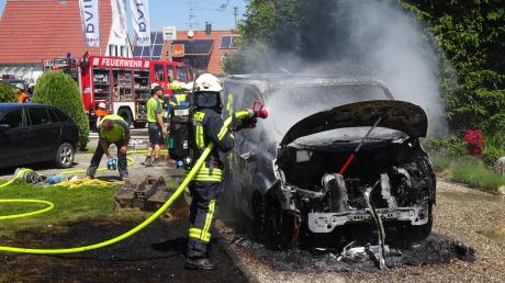 Die Feuerwehr hat den Wagen in Mönstetten gelöscht. 