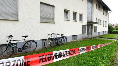 Einen Tag nach dem Brand in einer Asylunterkunft der Regierung von Schwaben im Günzburger Stadtteil Reisensburg ist das Haus verlassen, die Rollläden wurden heruntergelassen.
