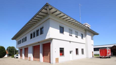 Das Rathaus in Ettenbeuren erhält einen Erweiterungsanbau als Gerätehaus für die Freiwillige Feuerwehr. Nun entschied der Kammeltaler Gemeinderat über die Dachform. 	