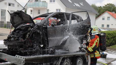 Komplett ausgebrannt ist dieses Fahrzeug in Burgau, als es vermutlich wegen eines technischen Defekts auf einen Anhänger verladen wurde. 	