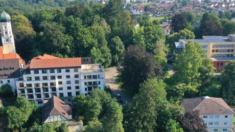 In das Schertlinhaus in Burtenbach (links) soll wieder Leben einziehen: 60 Wohnungen mit Balkon zu erschwinglichen Mietpreisen sind geplant. Die Investoren stellen sich ein Mehrgenerationen-Haus mit selbst gestalteten Lebensgemeinschaften vor. Das Schertlinhaus 2 (rechts) wird Diakoniezentrum bleiben.  	