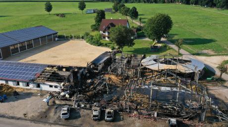 Große Teile des Pferdehofs Weishaupt in Jettingen-Scheppach sind abgebrannt. Sie sollen aber wieder aufgebaut werden. 	