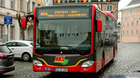 Fahren Busse öfter durch die Städte und Gemeinden, nutzt das auch Pendlerinnen und Pendlern, die den Zugverkehr nutzen wollen.