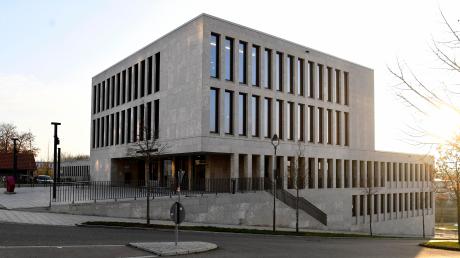 Am Günzburger Amtsgericht wird aktuell der Fall eines 18-Jährigen verhandelt, der ein 13 Jahre altes Mädchen in der Wohnung seiner Eltern vergewaltigt haben soll. 	