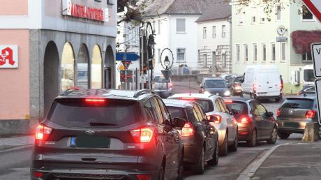 Der Verkehr auf der B16, die mitten durch Ichenhausen führt, ist für viele Anwohner nur schwer erträglich. Sie haben jetzt die Chance, sich bei der Lärmaktionsplanung einzubringen.
